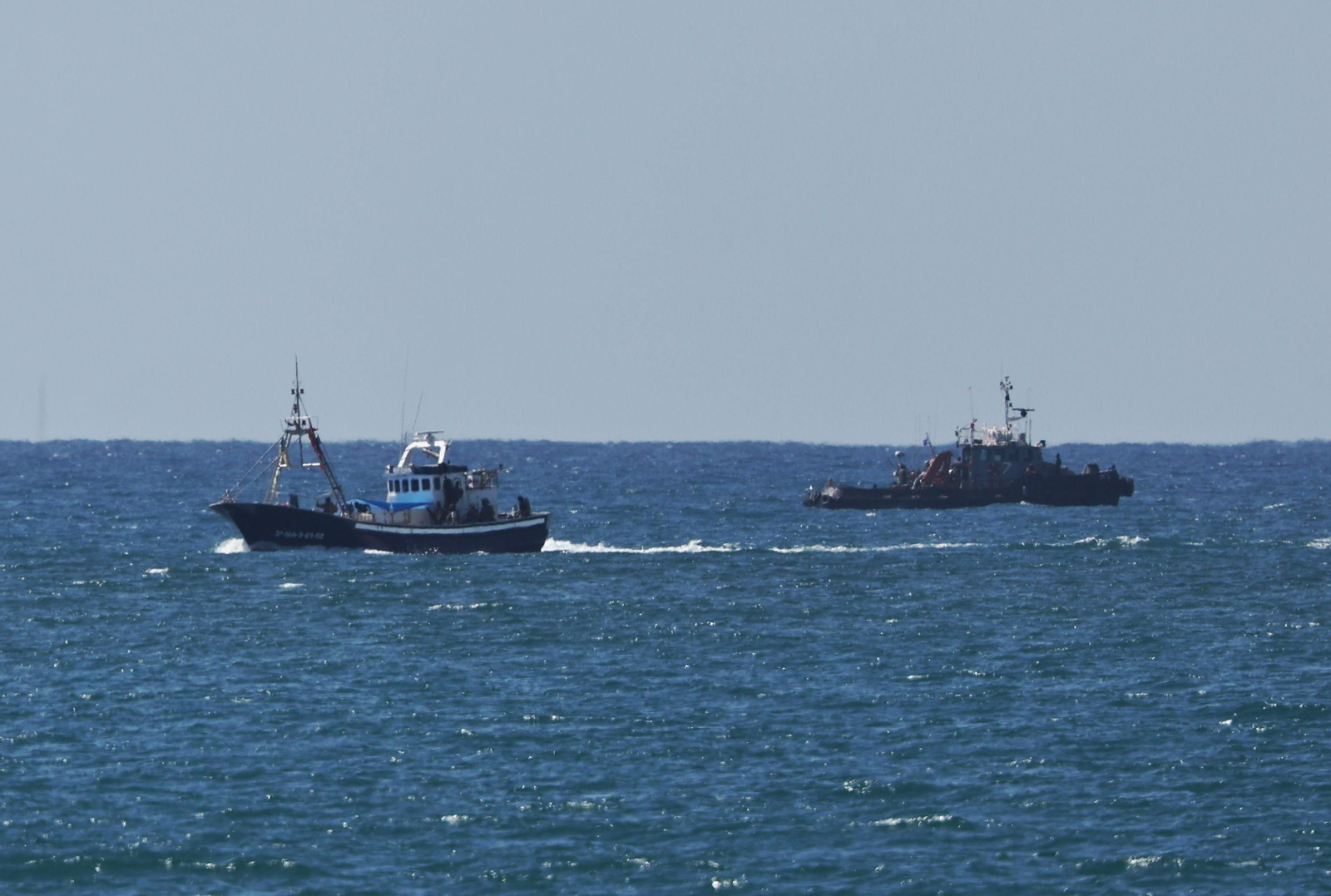 Un barco de la flotilla se dirige al puerto de Ashdod tras ser interceptado.