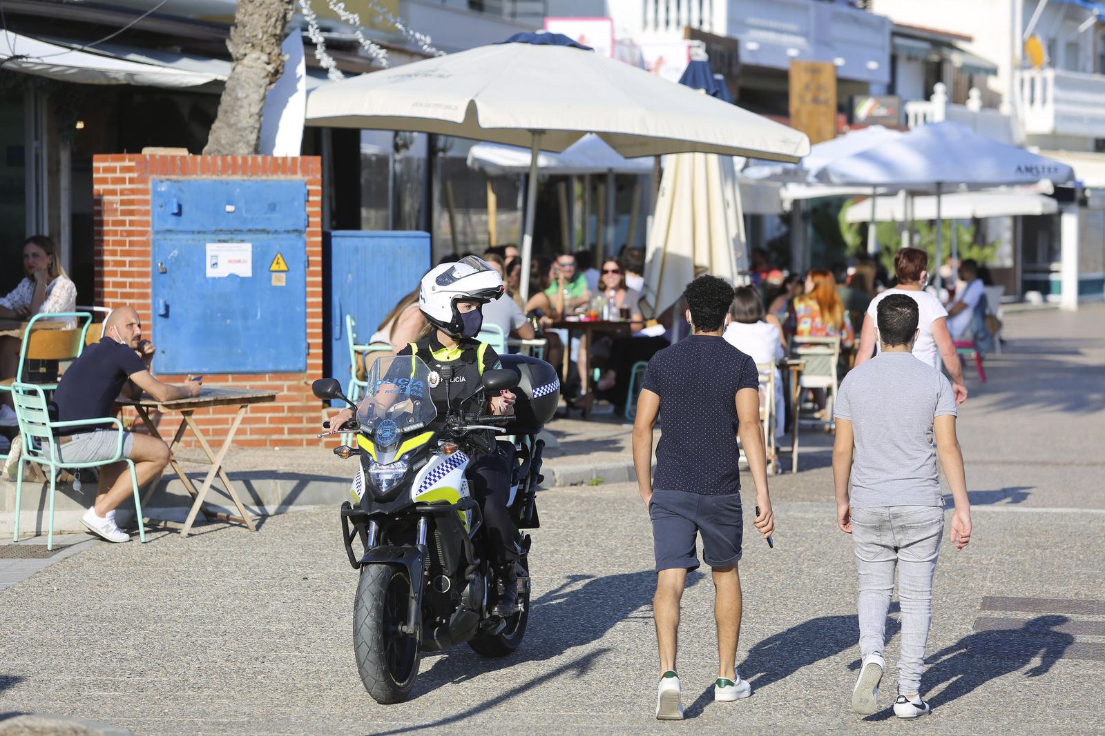 Las fotos del refuerzo policial en Pedregalejo ante su masificación