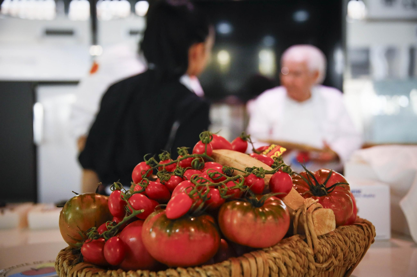 El tomate en el corazón de la cocina: Los martes gastronómicos en el mercado central de Almería, en imágenes