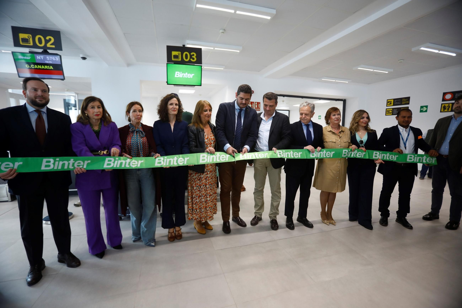 El aeropuerto de Córdoba recibe el primer vuelo de Binter desde Canarias, en imágenes