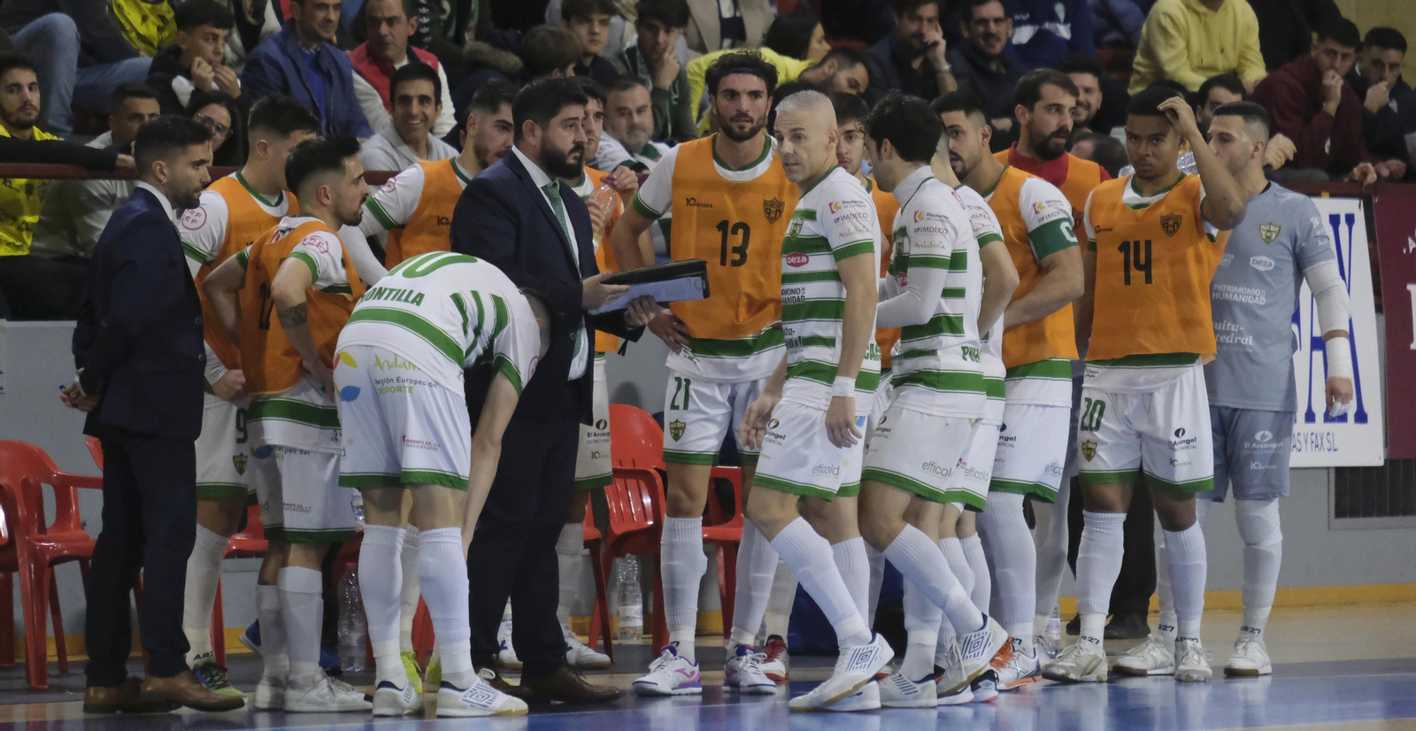 Josan González da órdenes a sus jugadores durante un tiempo muerto. Josan González da órdenes a sus jugadores durante un tiempo muerto.