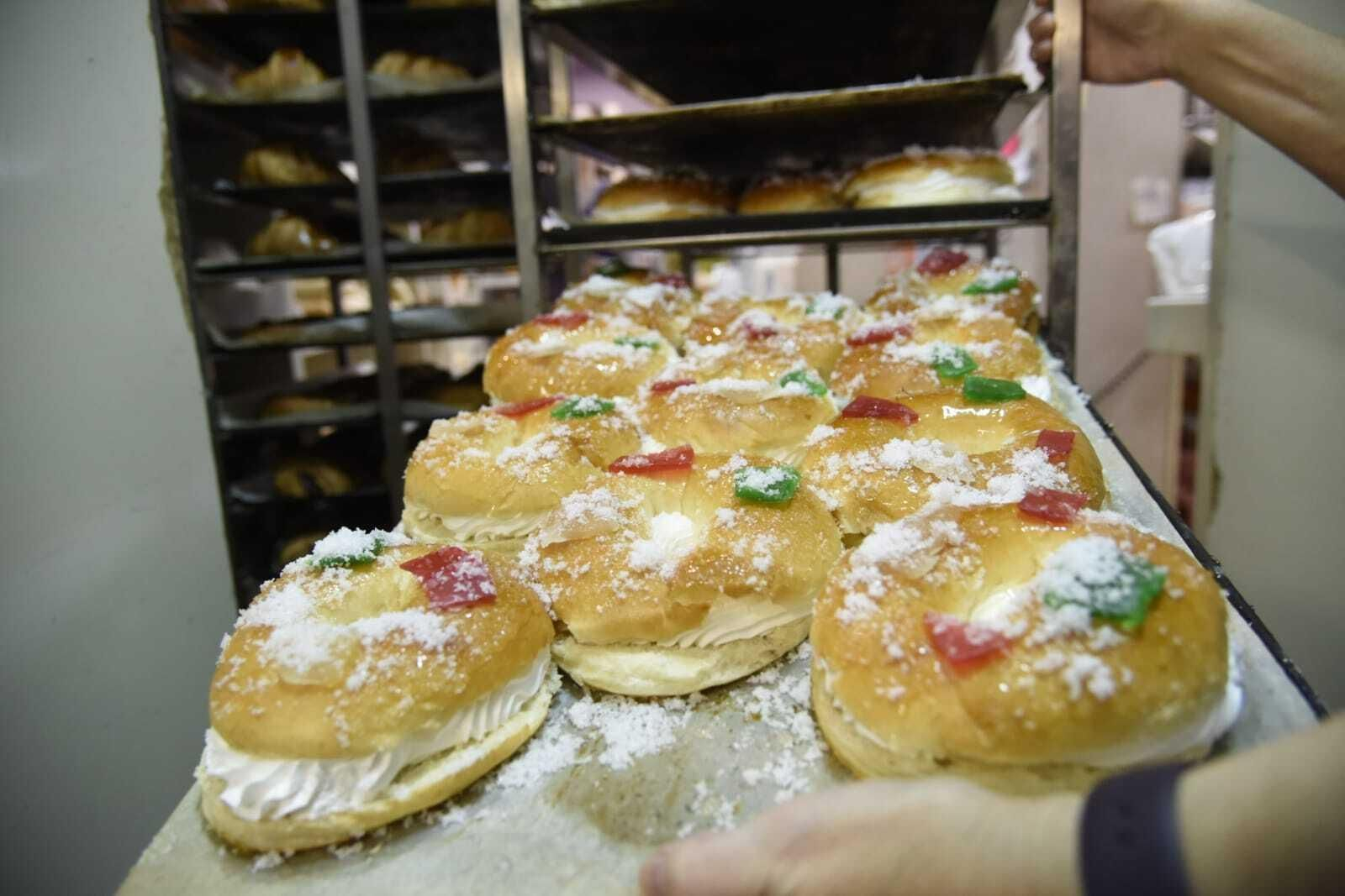 Una bandeja de roscones de Reyes. Una bandeja de roscones de Reyes.