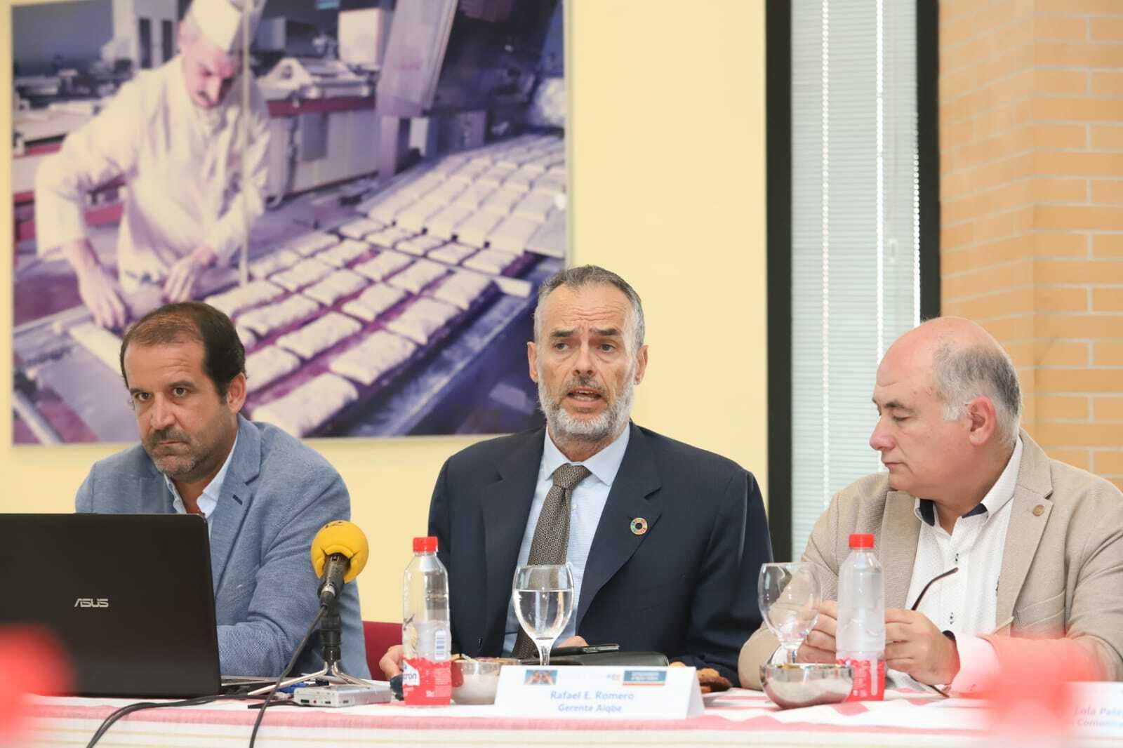 Antonio Moreno (i), Carlos Ortiz y Rafael Romero han adelantado los principales datos de la Memoria de Aiqbe.