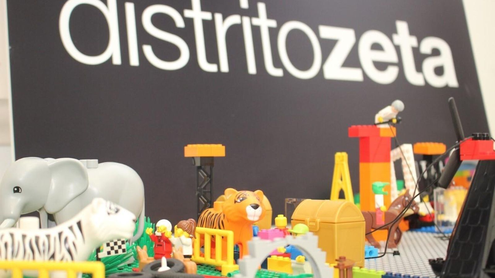 Legos hechos por los niños que simulan Distrito Zeta Legos hechos por los niños que simulan Distrito Zeta