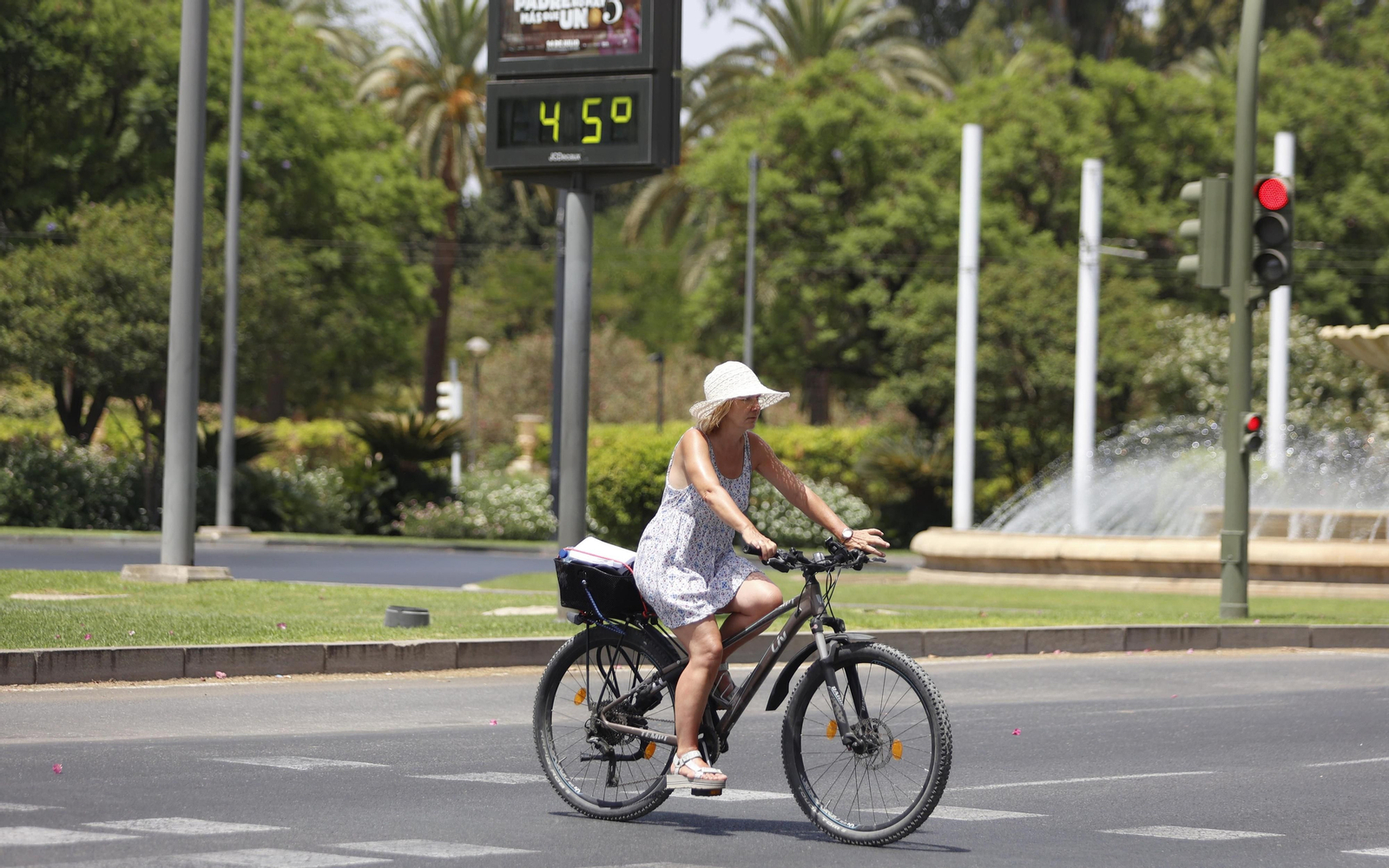 Una mujer en bicicleta por una céntrica calle de la ciudad el pasado fin de semana cuando el termómetro marcaba 45 grados.