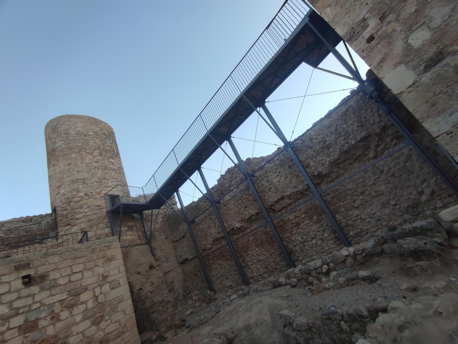 La torre circular, localizada en la esquina suroeste, es una construcción islámica construida en mampostería.