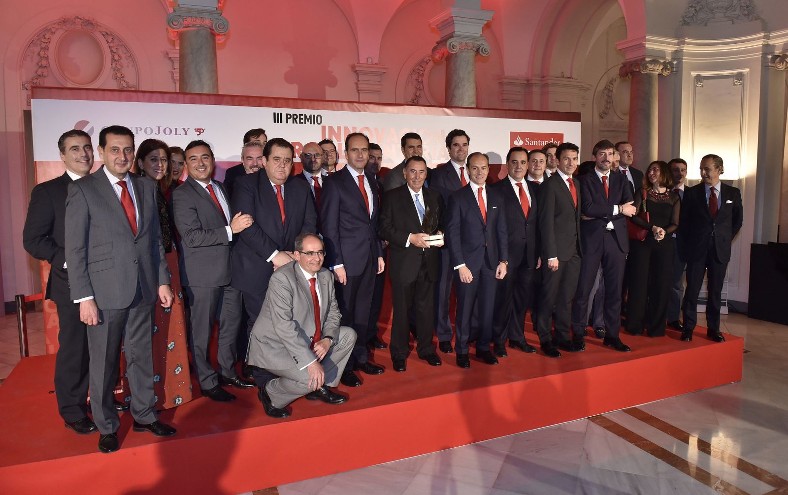 De izquierda a derecha, José María Domínguez, Juan Antonio Murillo, Carmen González, Victoria Herrera, Antonio Giménez, Manuel Millán (detrás), Carlos Seara, José Pérez Jigato, Ricardo Pozas (abajo), José Antonio Lara, David Muñoz, Alberto Delgado, José Antonio Rodríguez Maseda, Javier Pérez, Antonio Gallego Jurado, Javier del Valle, Rami Aboukhair, Rafael Peinado, Francisco Vela, Álvaro de Cristóbal, José Ángel López, Pelayo Castillo, Borja Pemán, Juan Antonio Hernani, Patricia Colino, Rubén Quintanilla y José Juan Pérez-Tabernero.