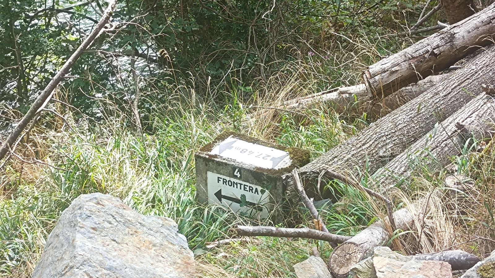 Veremos varios mojones que indican el paso fronterizo.