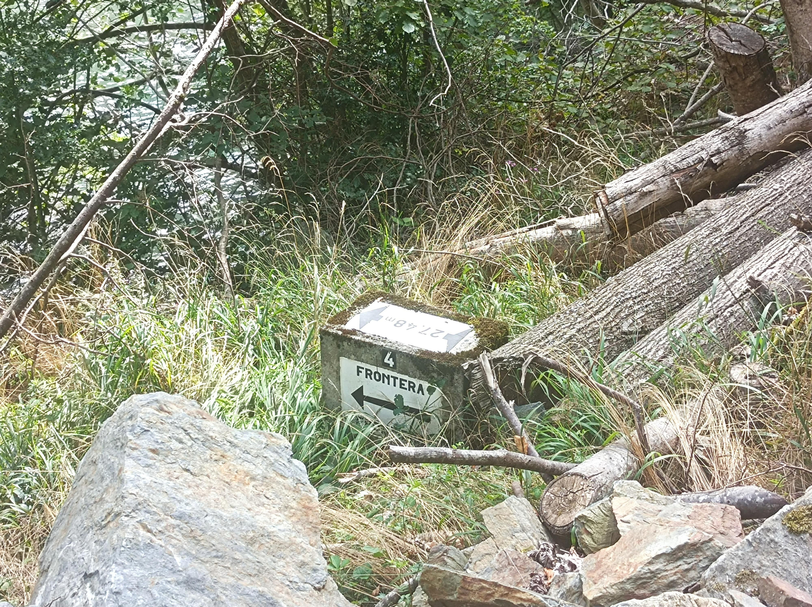 Veremos varios mojones que indican el paso fronterizo.