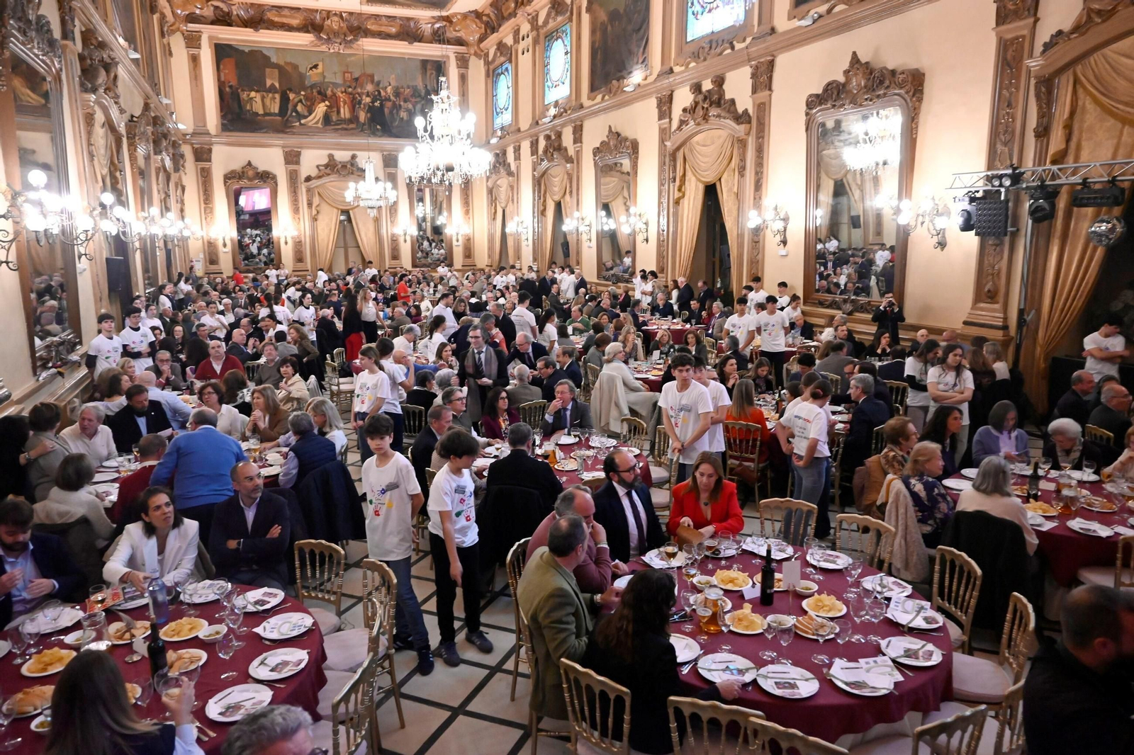 Las imágenes de la comida solidaria de la Fundación Bangassou en Córdoba