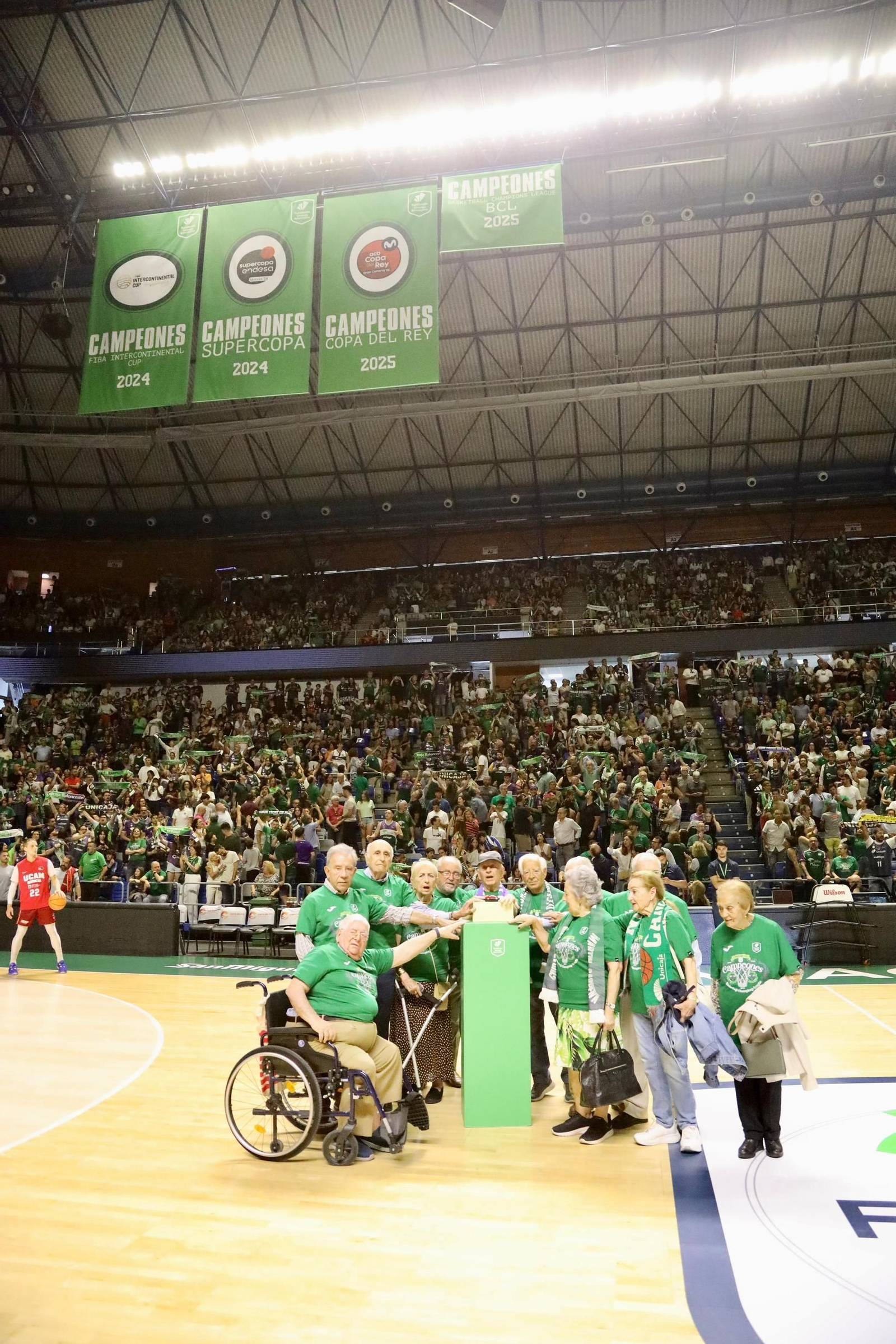 Los abonados más veteranos del Unicaja despliegan la bandera de campeón de la BCL