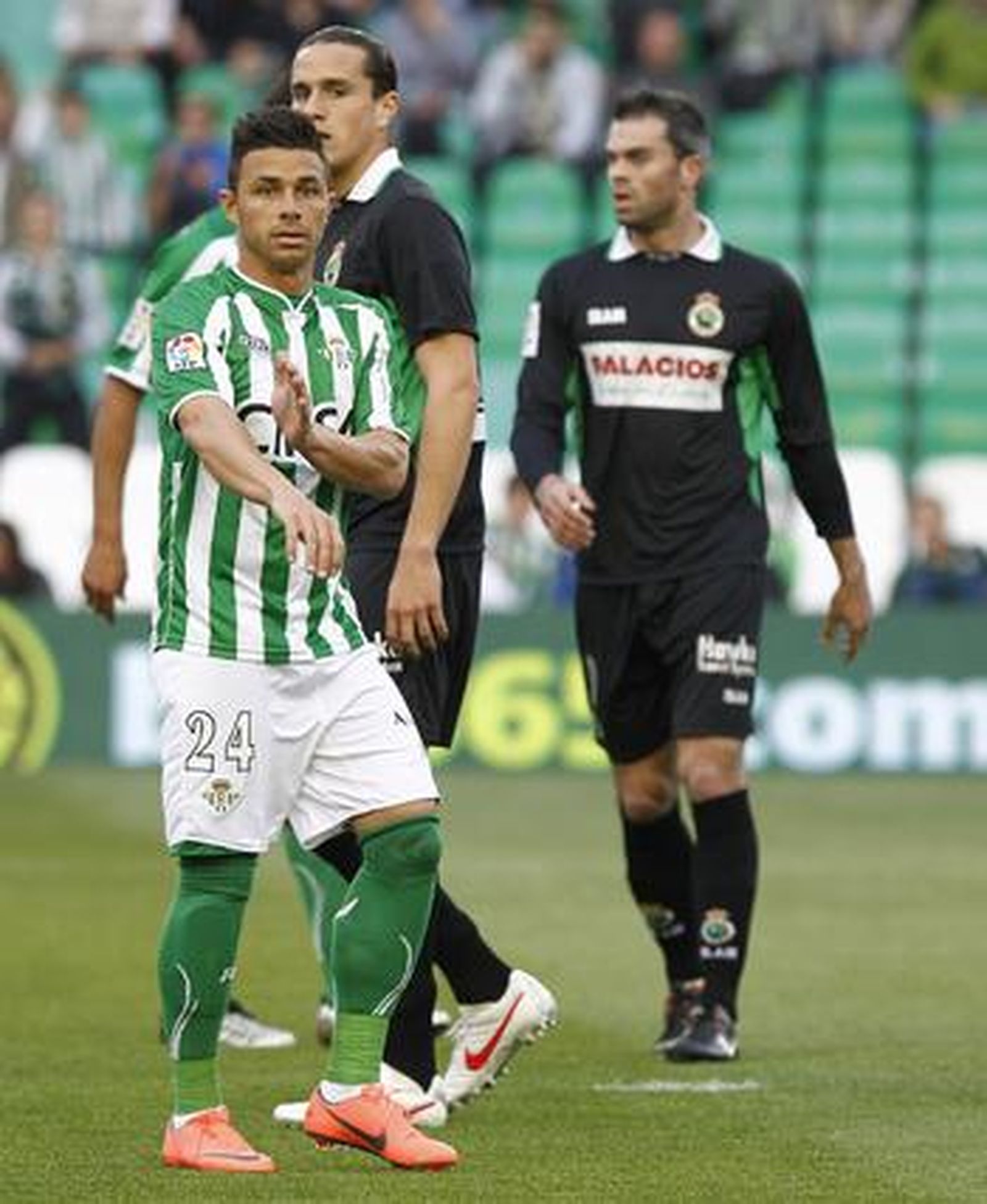 El Betis pierde una oportunidad para distanciarse del descenso y hundir al Racing de Santander (1-1). / Antonio Pizarro