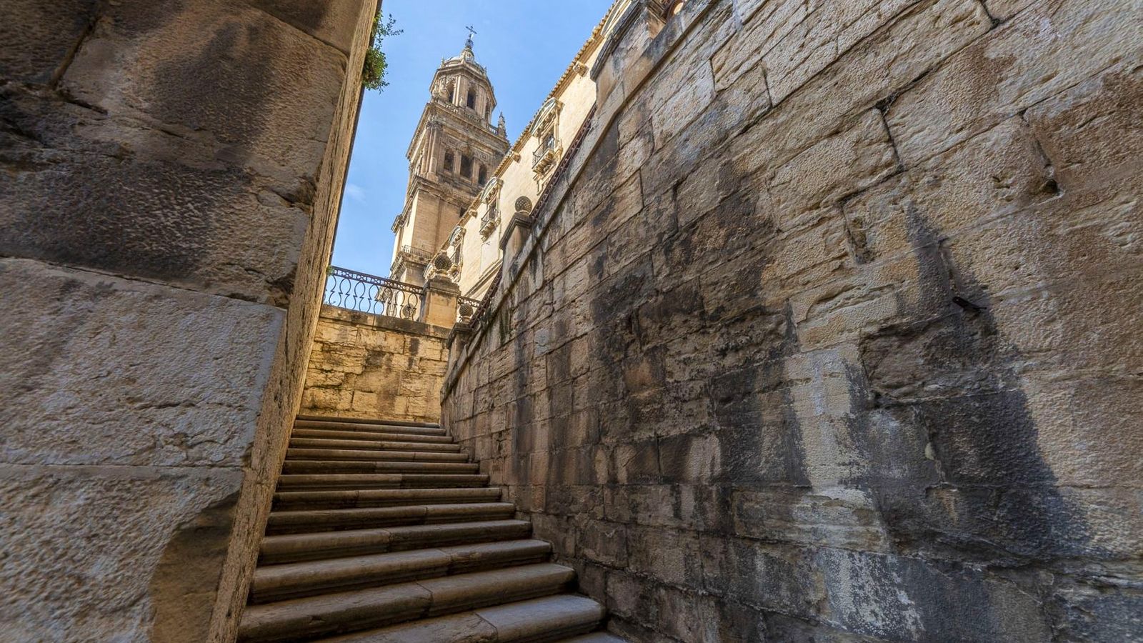 Huella del terremoto de Lisboa de 1755 en la Catedral de Jaén: la escalinata y los muros de piedra recuerdan las reformas y refuerzos realizados tras el gran seísmo que se dejó sentir en la ciudad.