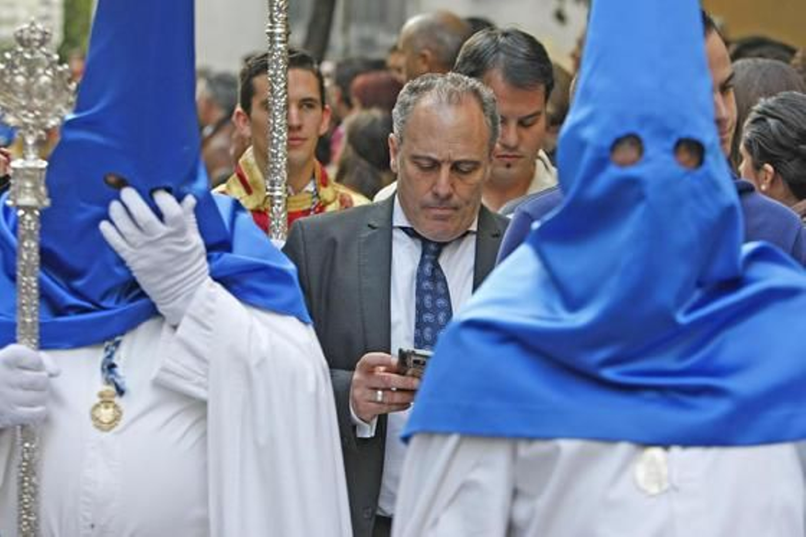 El presidente cofrade, Pedro Pérez, en contacto constante con su equipo durante la salida.

Foto: Pascual