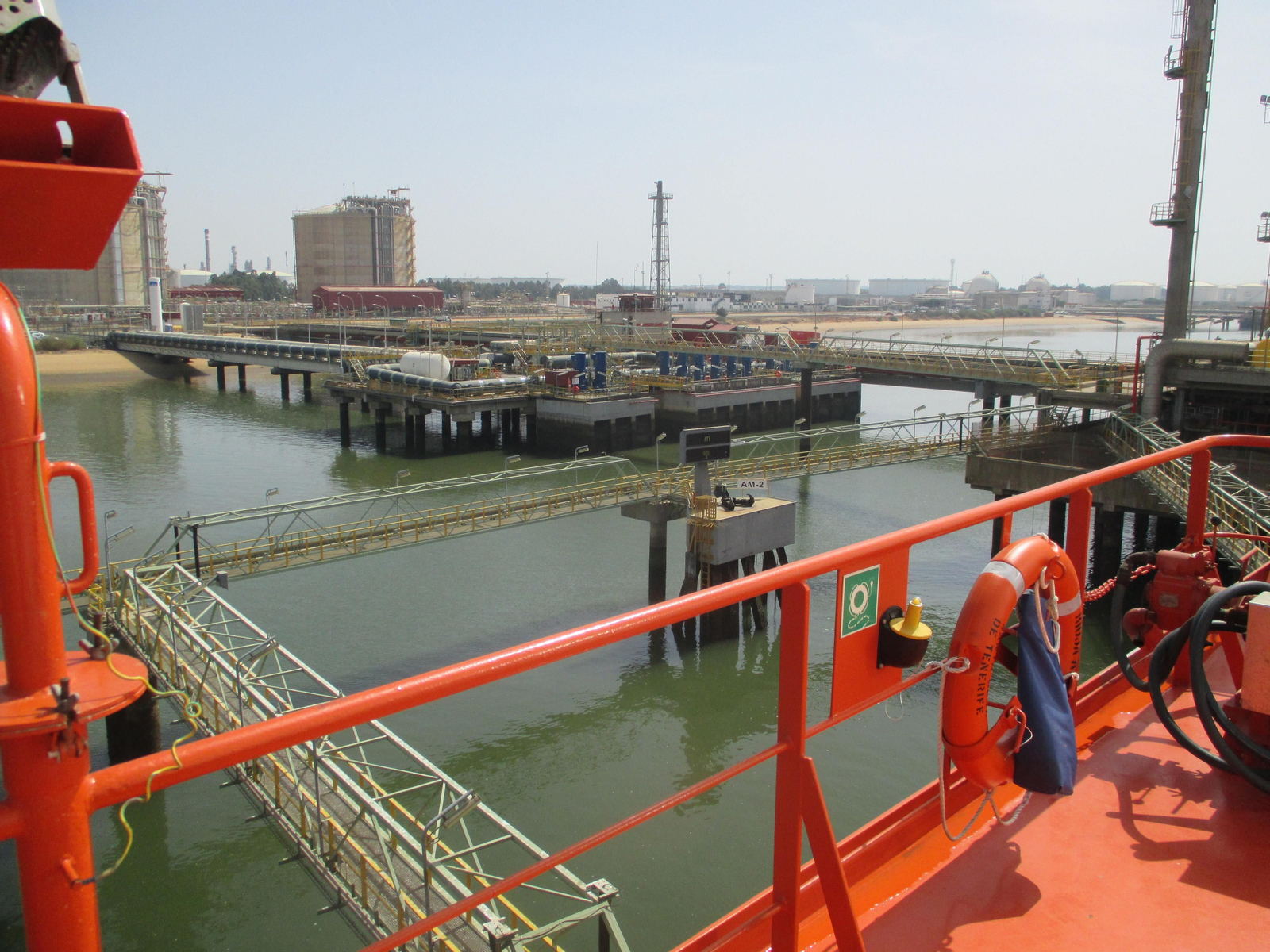 El buque 'Rioja Knutsen' descarga 152.000 metros cúbicos de GNL