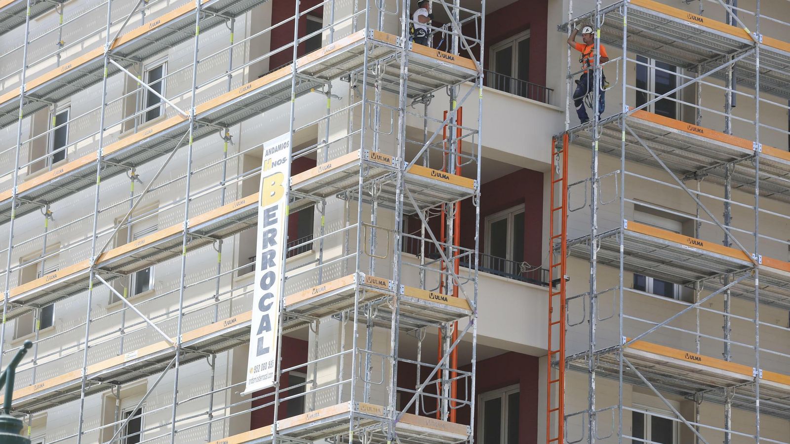 Dos trabajadores durante el proceso de instalación de la estructura.