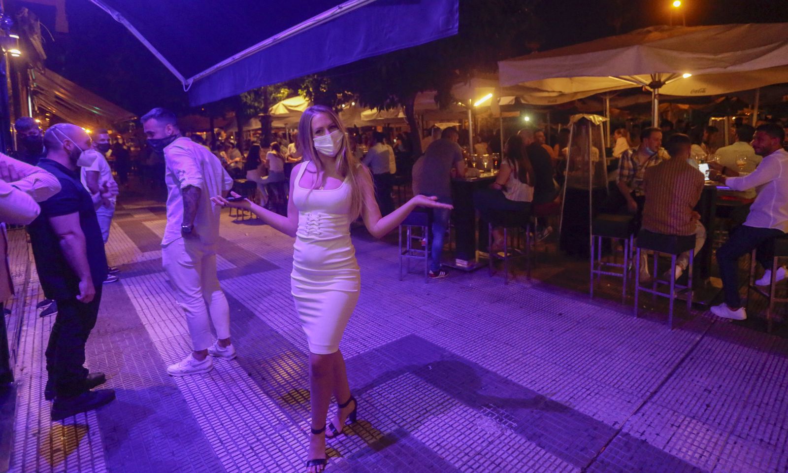 Bares de la Alameda de Hércules en Sevilla abarrotados la noche del fin del estado de alarma