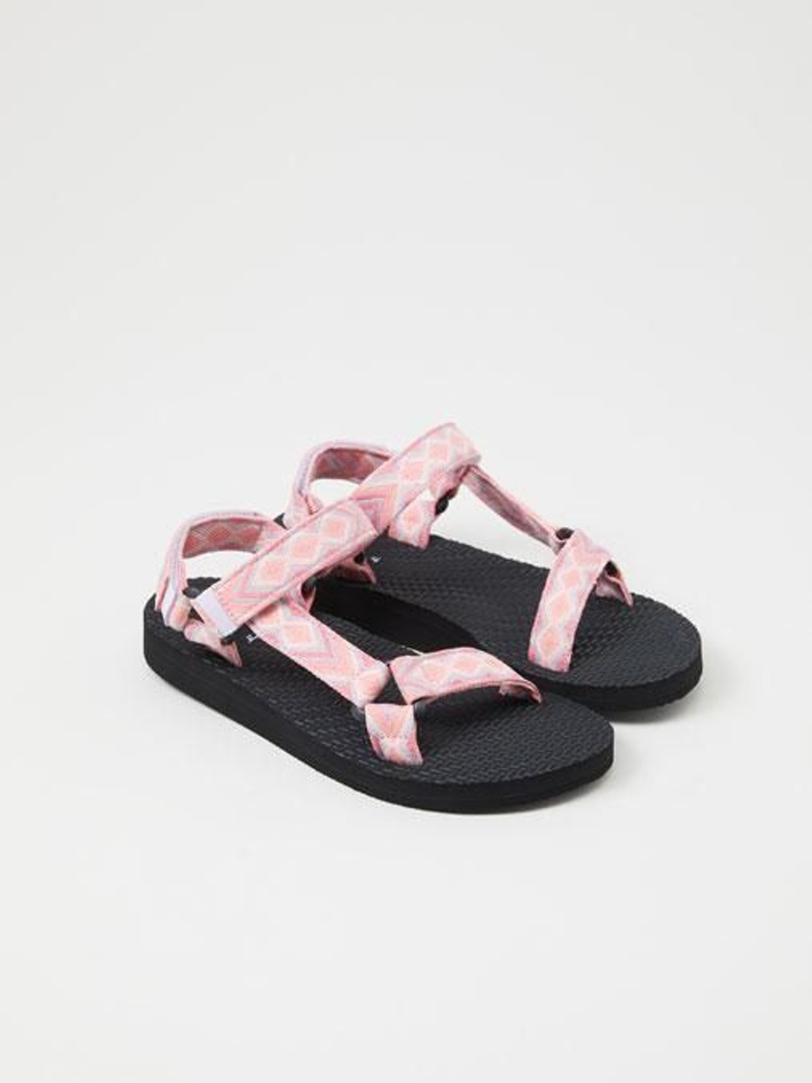 Sandalias bandana con tiras étnicas de Lefties.