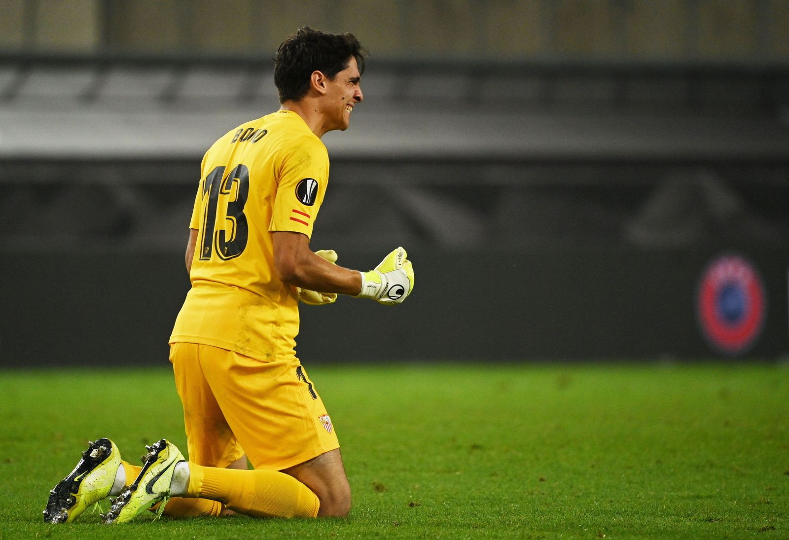 El portero Bono celebra el triunfo en la final ante el Inter.
