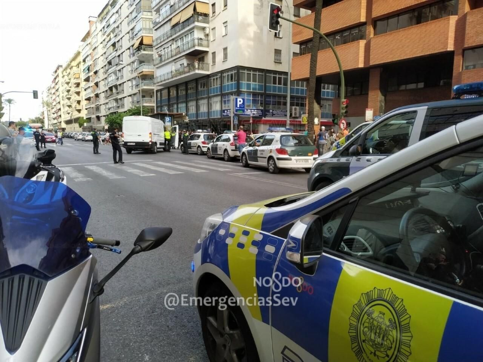 La furgoneta, que el detenido abandonó en República Argentina, para salir corriendo después.
