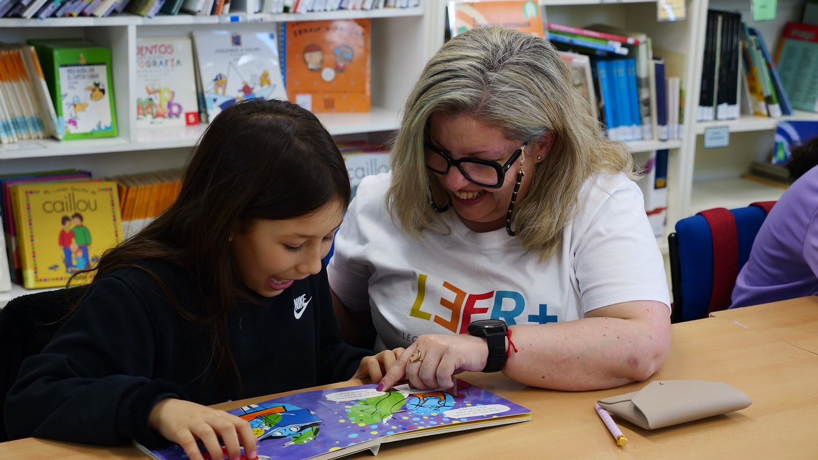 Una de las voluntarias ayuda a una de las escolares en una de las sesiones de lectura.