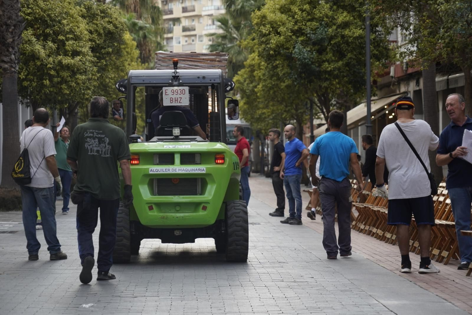 Así luce la Gran Vía de Huelva este jueves con miles de sillas colocadas para acoger la Procesión Magna Mariana 2025