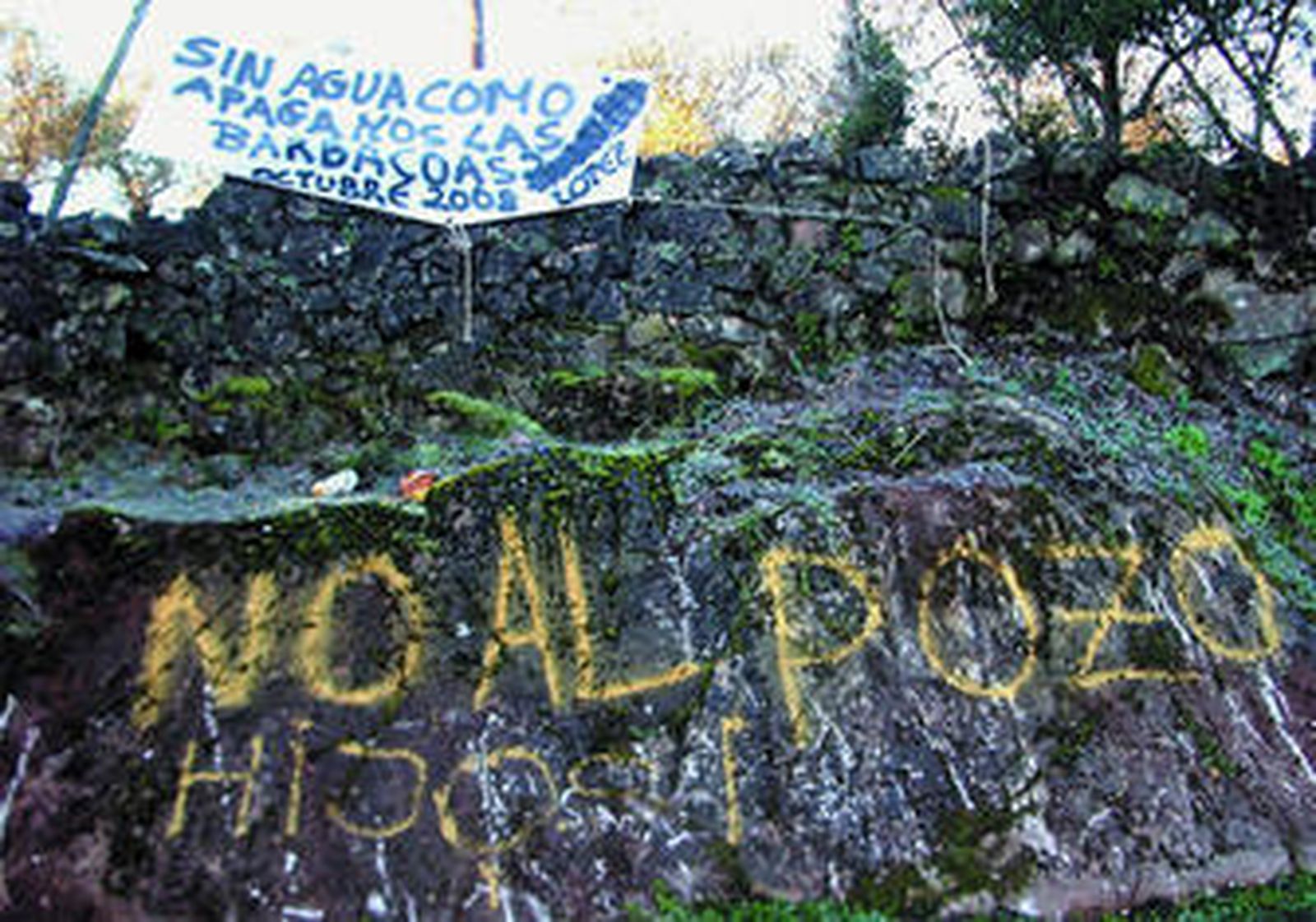 Las pancartas de rechazo al pozo que han colgado los vecinos.