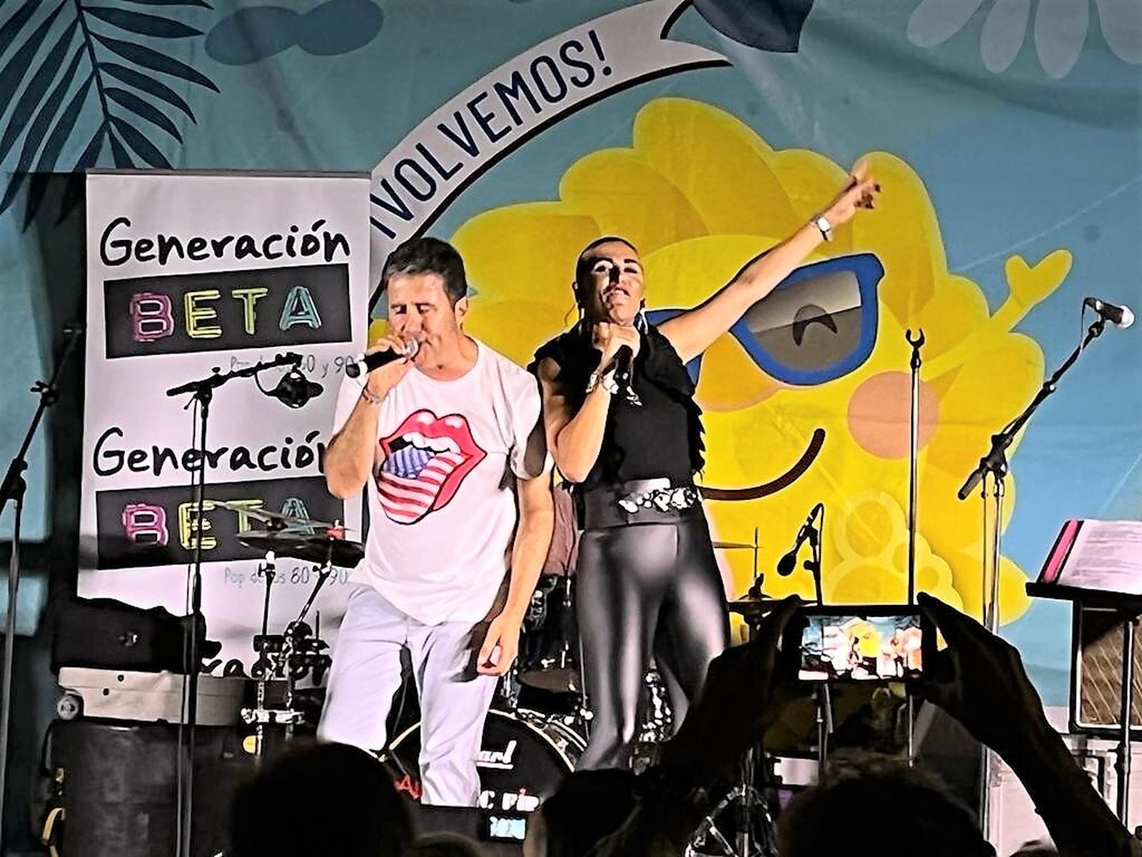 Pepe Navarro de Generación Beta junto a la artista ENNA en la Urbanización de Roquetas de Mar.