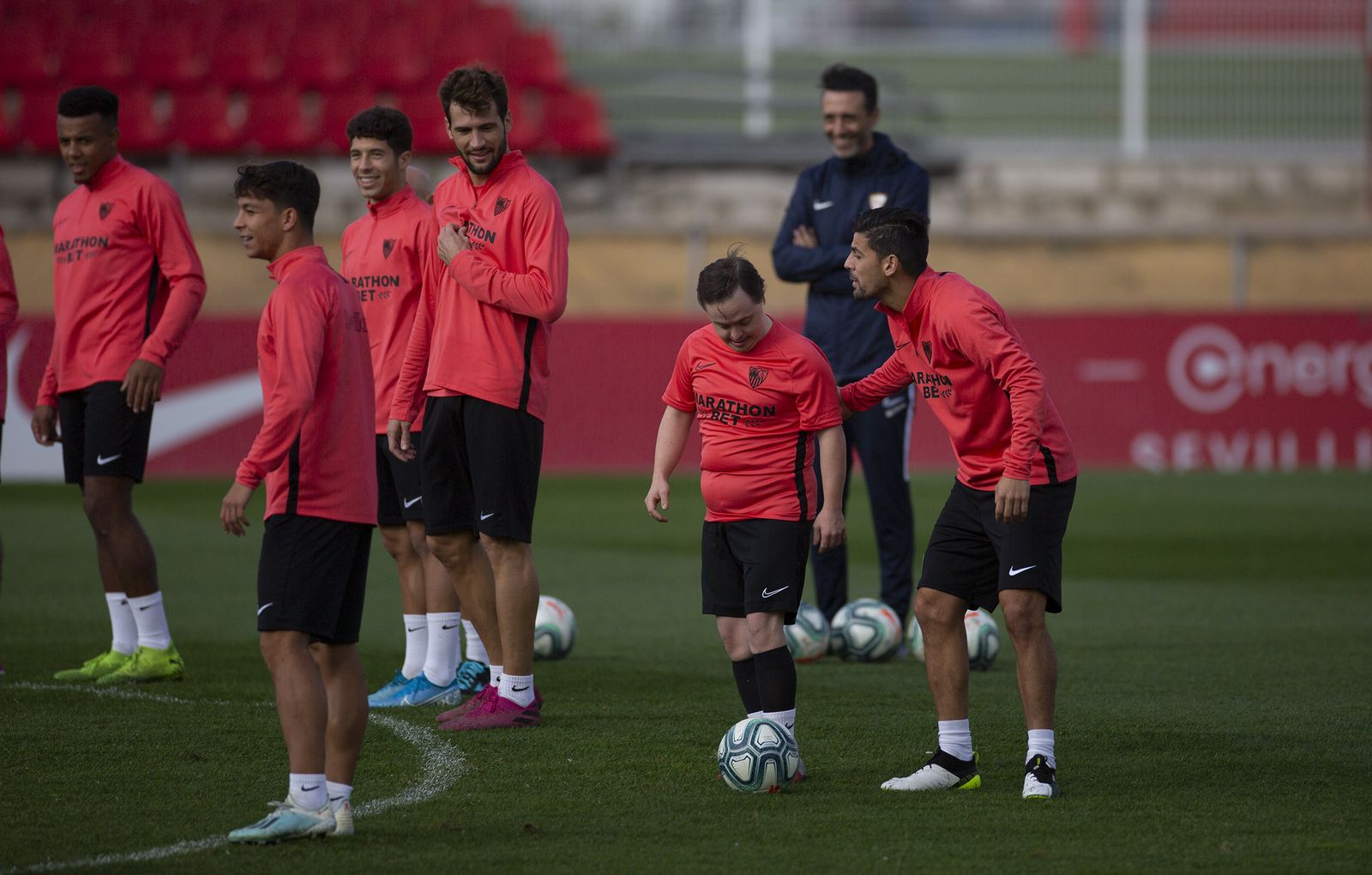 Nolito, Óliver Torres, Franco Vázquez, Mena y Koundé, durante la sesión con el Sevilla Genuine.