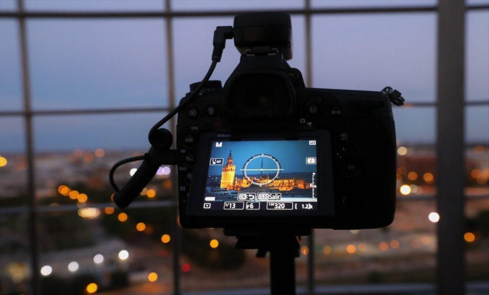 Más de cien fotógrafos se reúnen para captar la luna de las flores