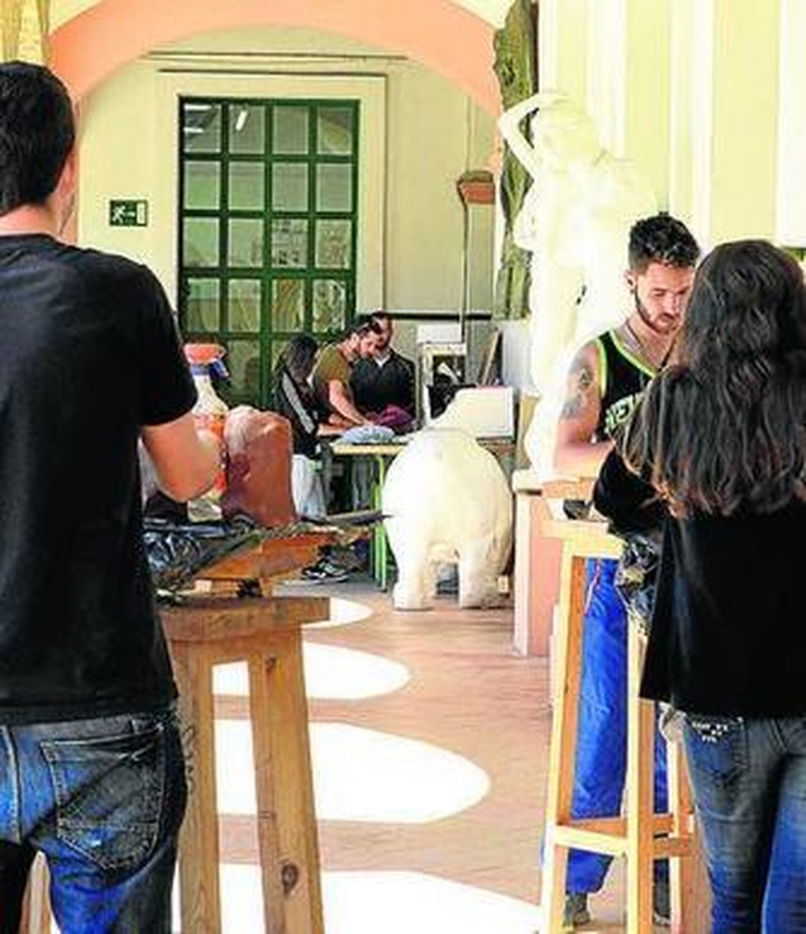 Alumnos trabajando en la escuela del Matadero.
