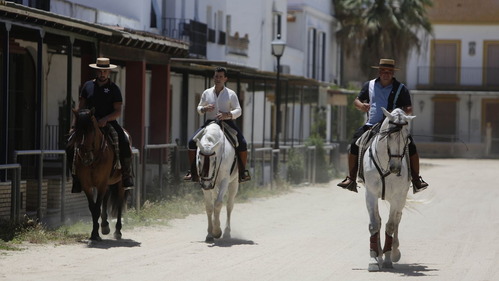 Imágenes de un viernes de Rocío sin romería
