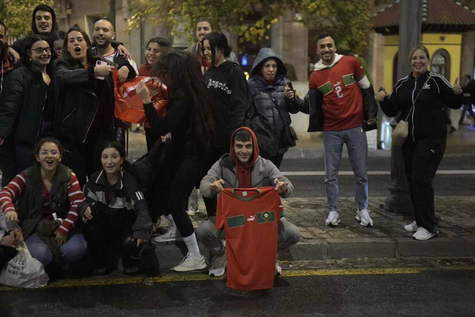La afición marroquí continúa celebrando la victoria de su equipo