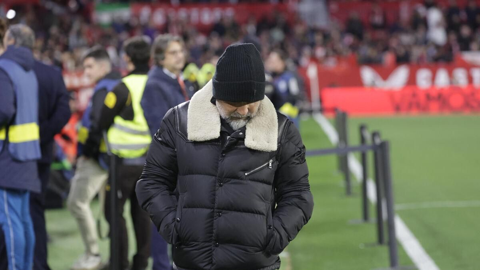Jorge Sampaoli, meditabundo, antes del Sevilla-Osasuna.