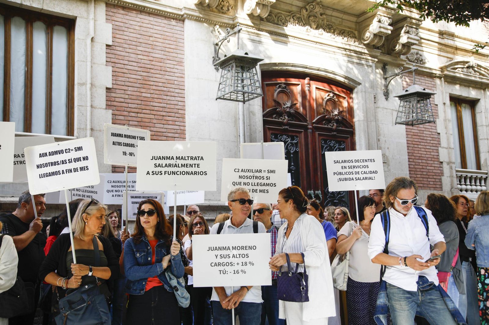 Las imágenes de la concentra para reclamar mejoras laborales para el personal funcionario de la Junta de Andalucía en Almería