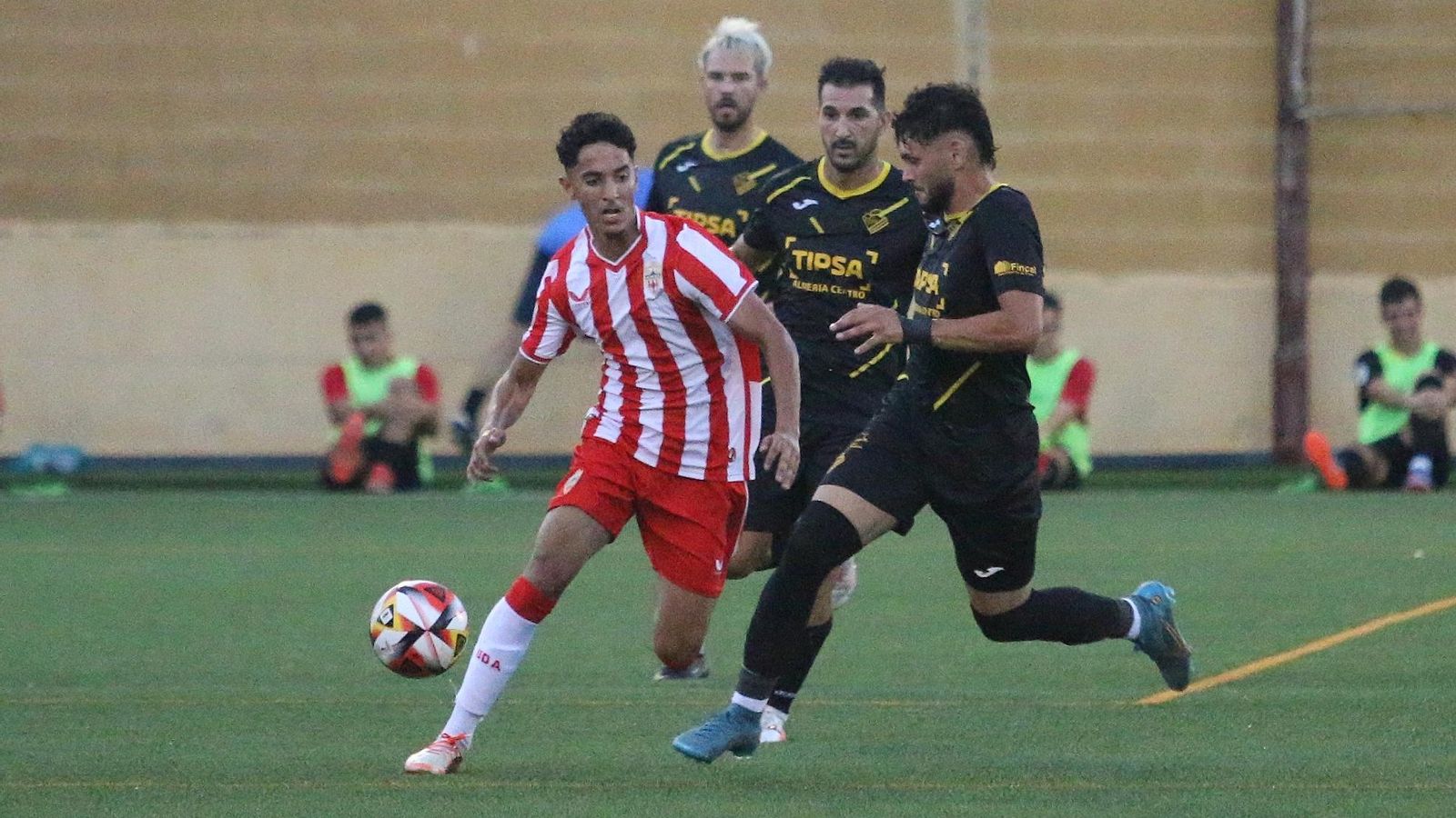 Jugadores del Poli Almería presionan a un jugador del Almería B durante el derbi de pretemporada.