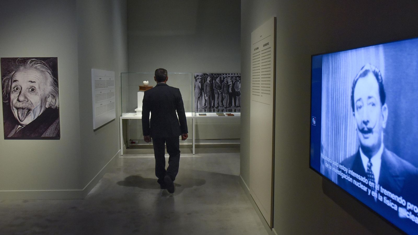 Un hombre recorre el "ámbito" dedicado a la física atómica y el poder de fascinación que tuvo sobre Dalí.
