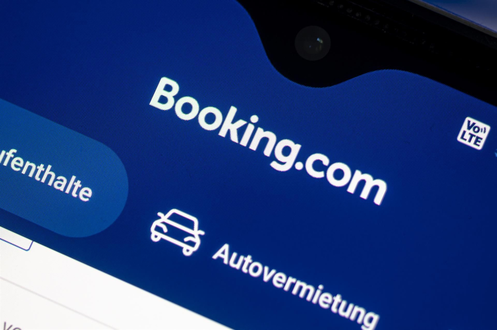 La aplicación del portal de viajes Booking.com se muestra en un teléfono inteligente.