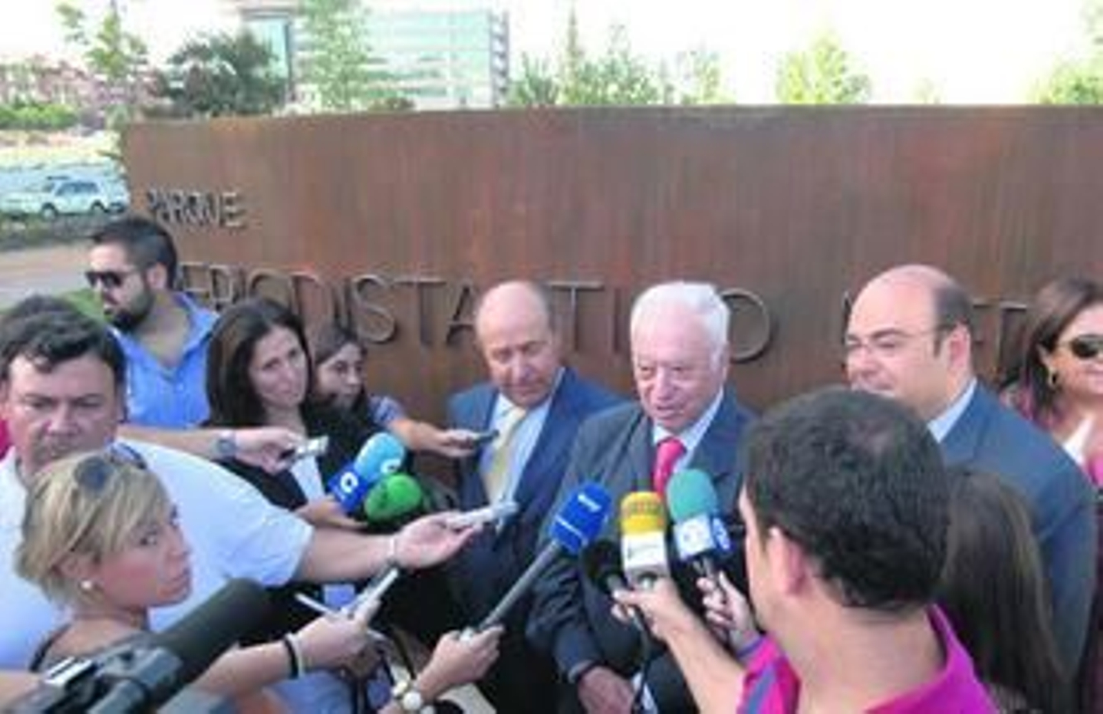 Ramiro Megías es el autor de la placa que ayer descubrió ante los medios Tico Medina.