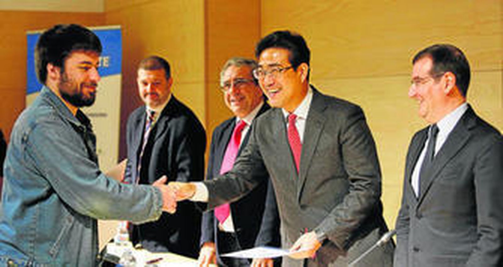 El presidente de Samsung en España, YoungSoo Kim, entregando un diploma a un alumno en el edificio PTA-UMA la pasada semana.