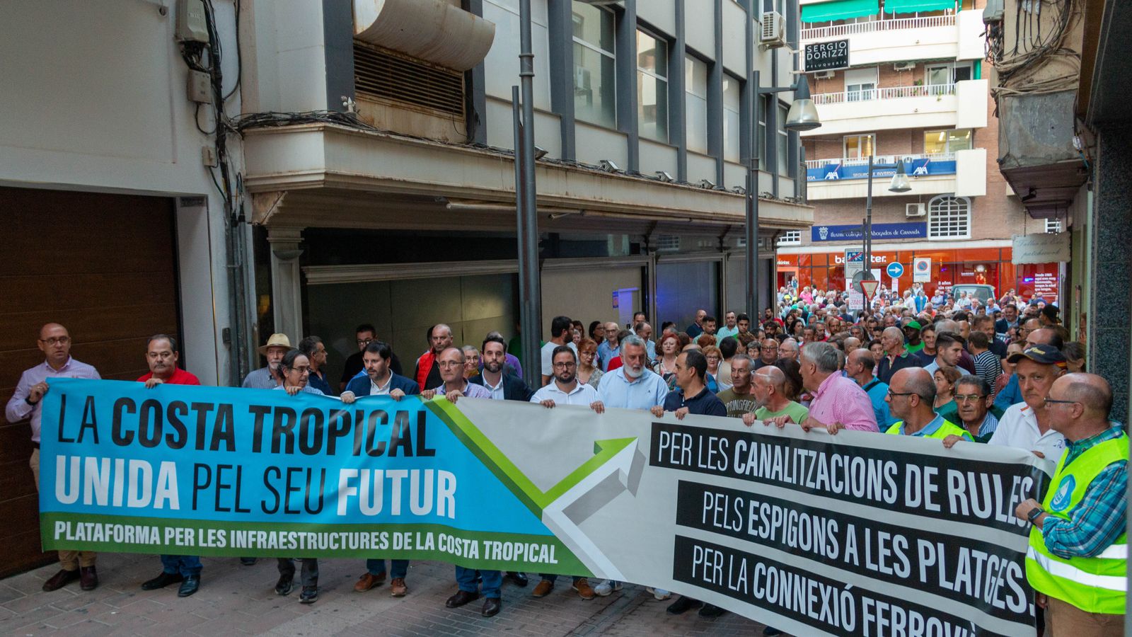 Los manifestantes por las calles de Motril