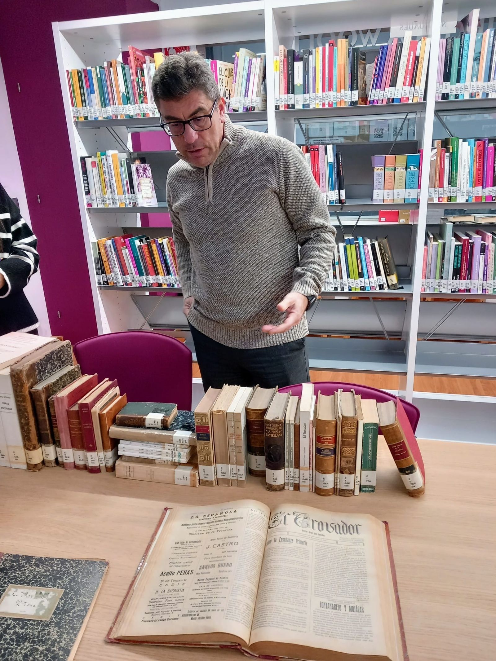 Colección de las obras, en su mayoría del siglo XIX, junto con las revistas la Semana y El Trovador