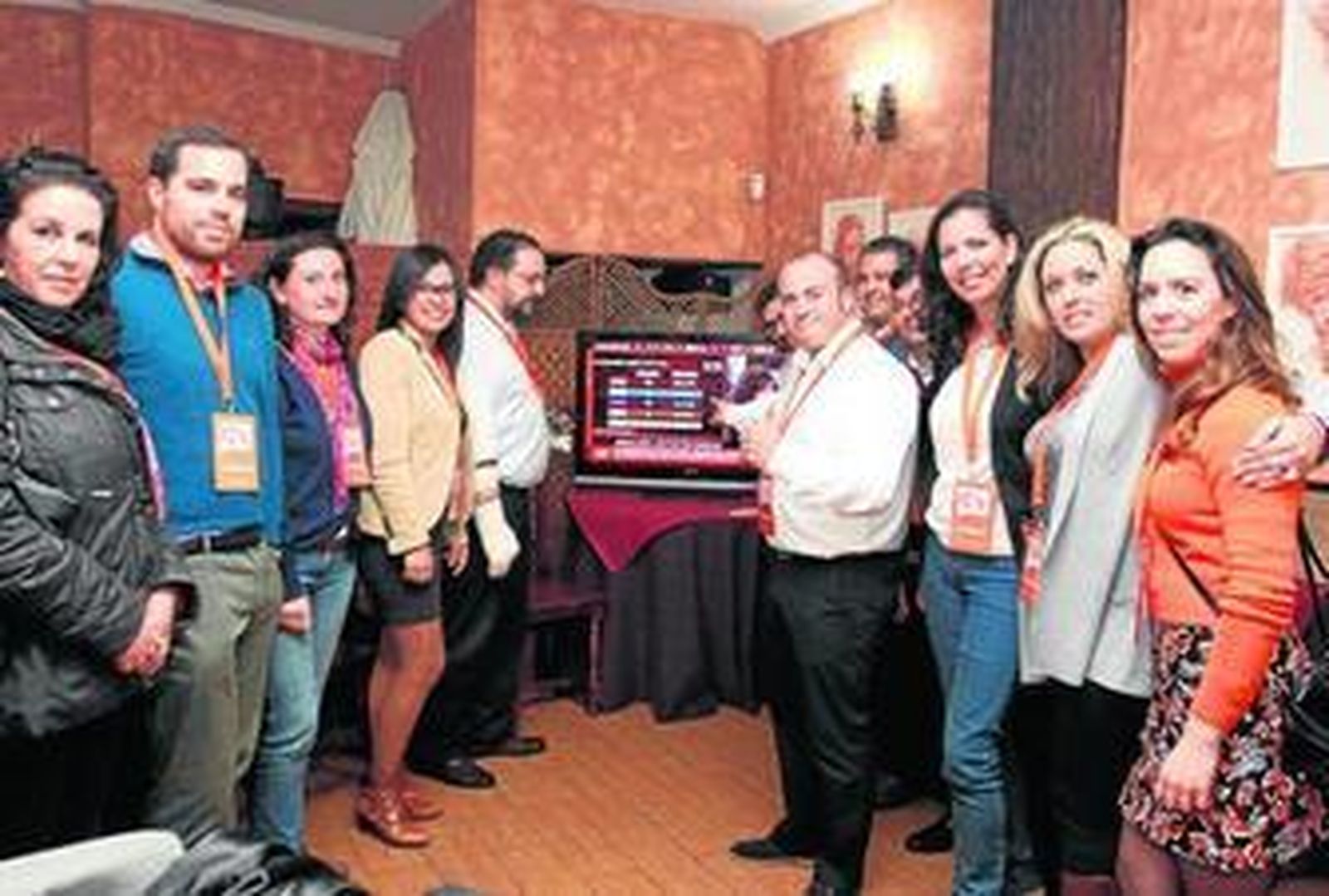 Julio Díaz señala en la pantalla el resultado obtenido por su formación en Andalucía.