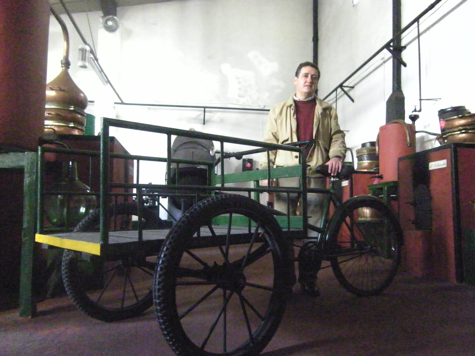 Pablo Merello en las instalaciones de las Destilerías Pico, en la localidad gaditana de El Puerto.