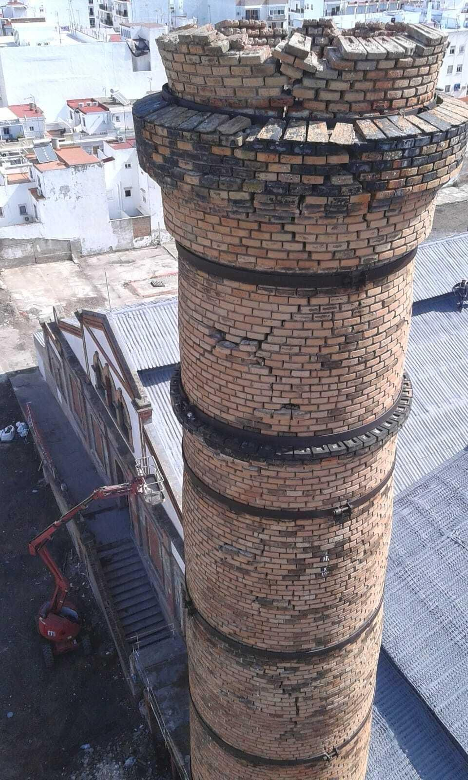 La chimenea de ladrillo está muy afectada.