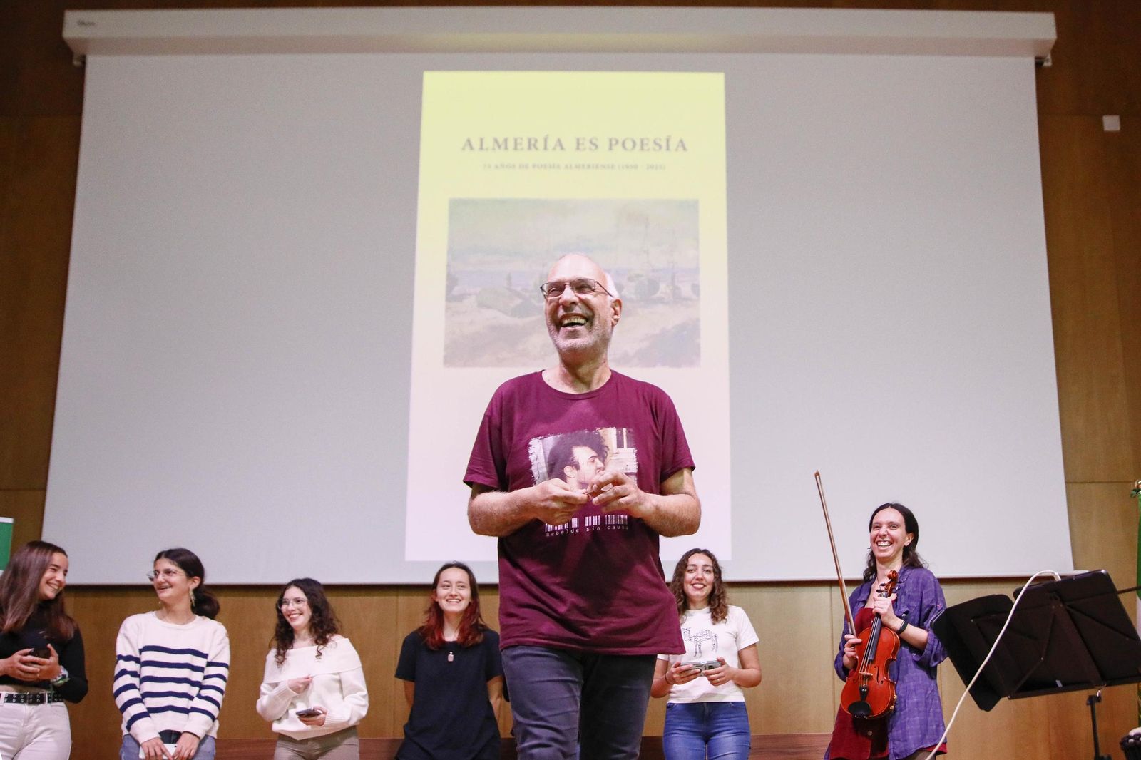 Las imágenes de la presentación del libro "Almería es poesía" en la biblioteca Villaespesa de la ciudad de Almería