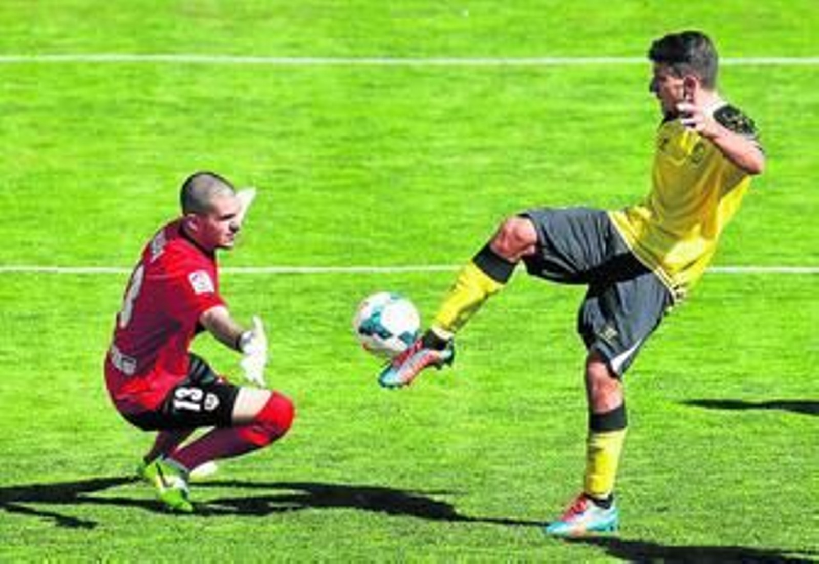 Carriço se dispone a batir a Rubén en una jugada que fue anulada al recibir el portugués de Fazio en posición de fuera de juego.