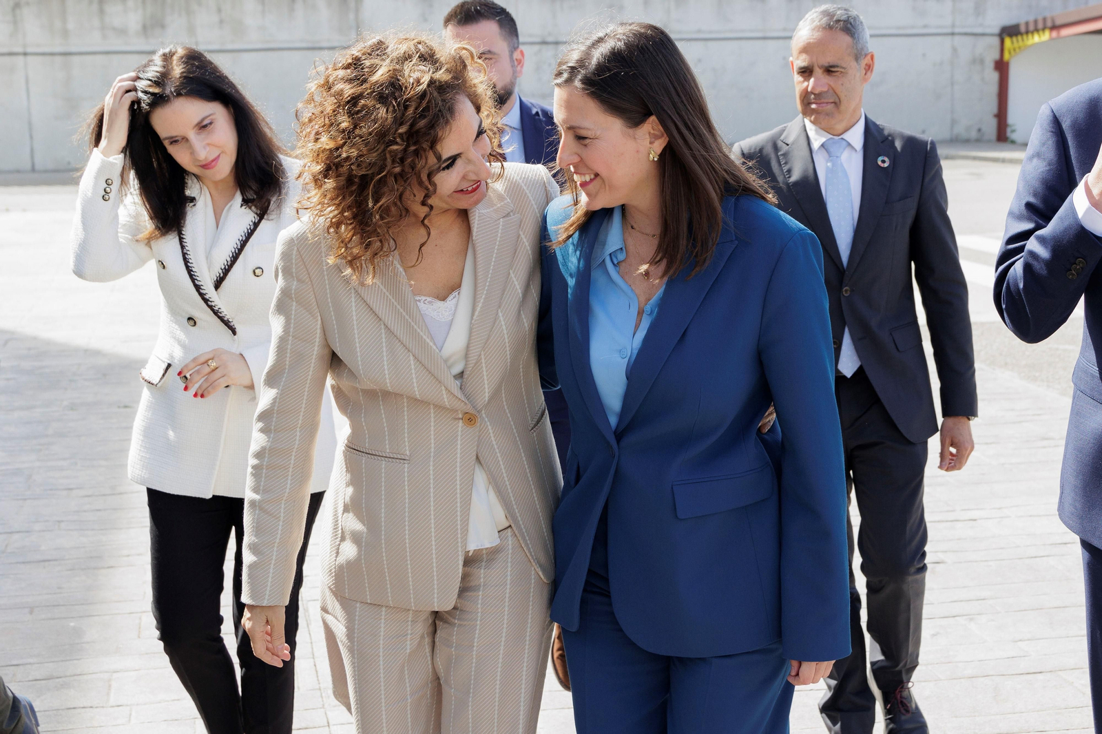 La ministra de Hacienda, María Jesús Montero, junto a la alcaldesa de San Fernando, Patricia Cavada, en una visita este mismo mes al astillero isleño de Navantia.es de euros  en los dos últimos meses
