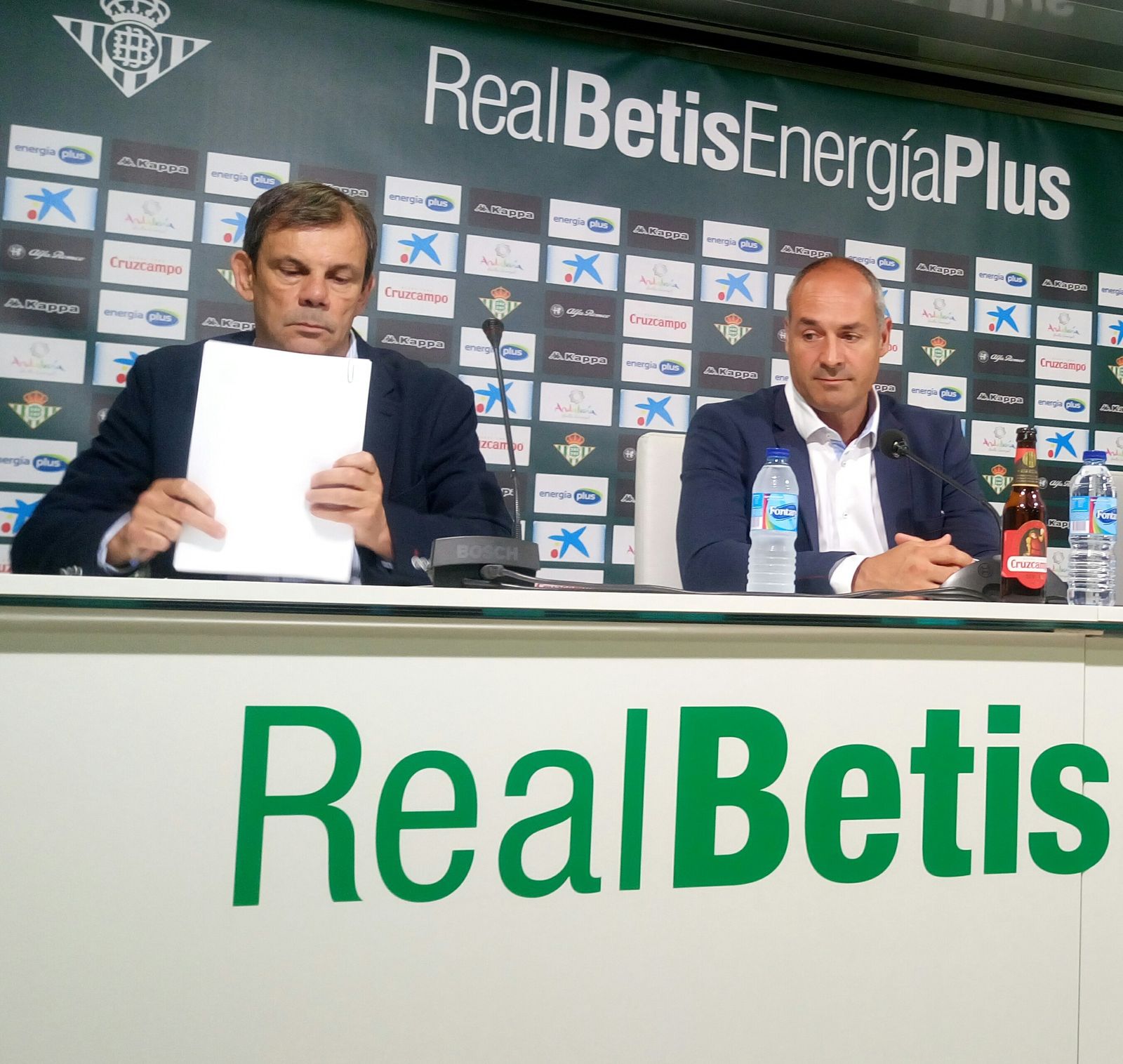 Juanma Rodríguez observa unos documentos junto a Curro Segura en su presentación.