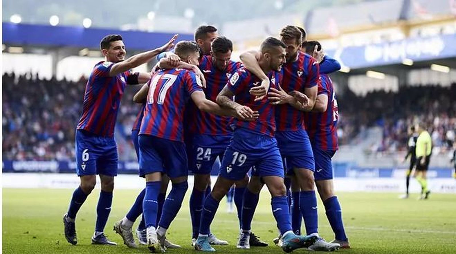 Stoickov (19) celebra uno de sus goles con el Éibar